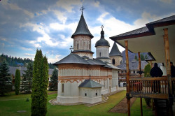 Florina 
The luminous light of the heaven... And two monks talking in front of the chapel 
2017-11-01 21:10:45