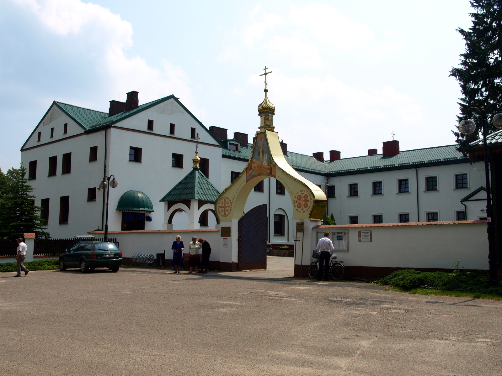 Brama wejściowa na teren monasteru w Jabłecznej.