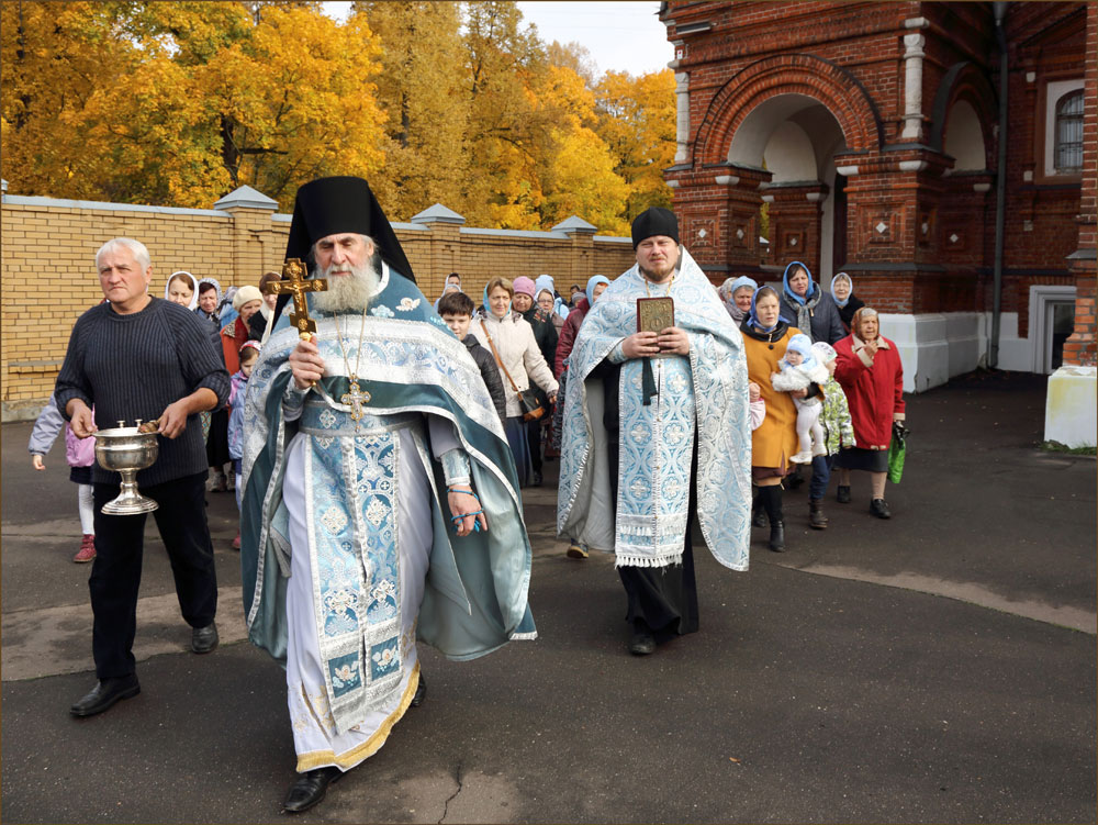 Крестный ход на праздник Покрова Пресвятой Богородицы