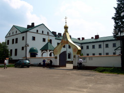 szolucha.w 
Brama wejściowa na teren monasteru w Jabłecznej. 
2017-12-03 18:05:29