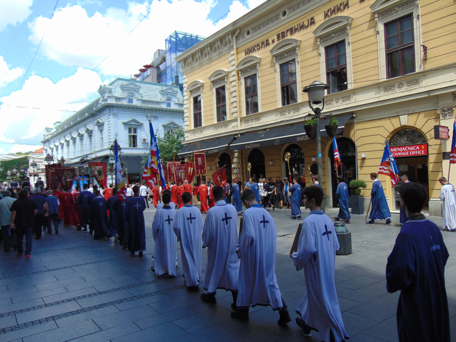 Млади богослови у литији