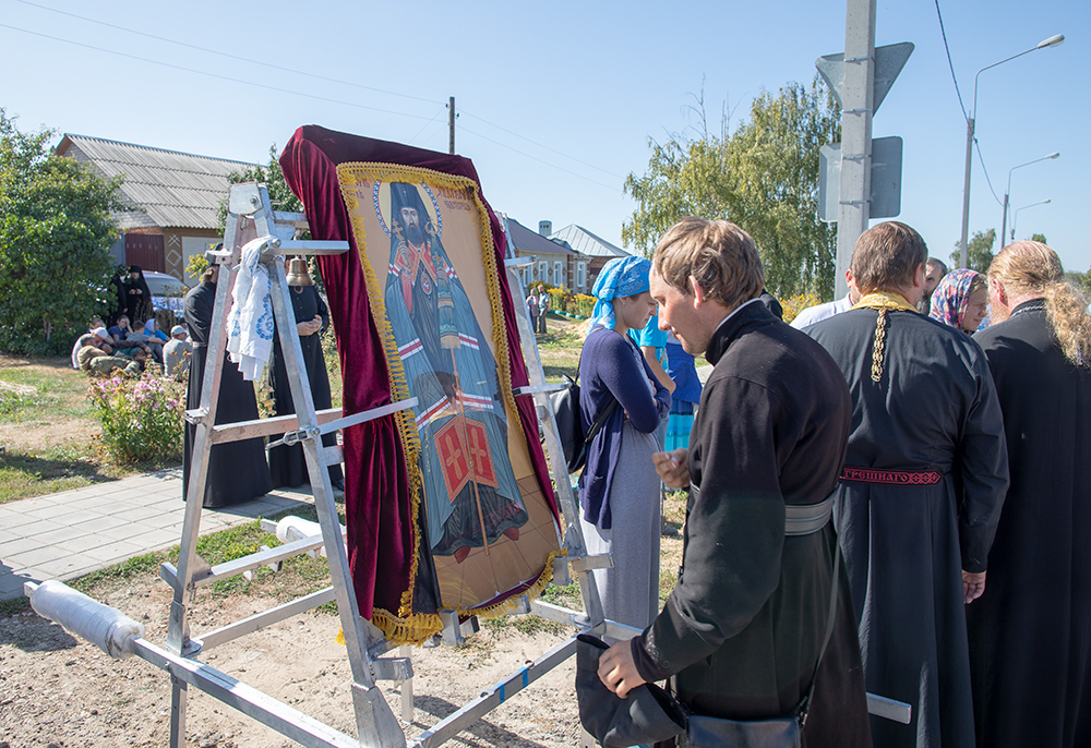 Митрофано-Тихоновский крестный ход. Перед иконой Святителя Тихона