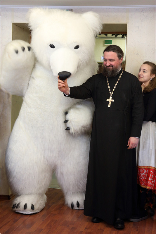 Русский батюшка не боится никого...