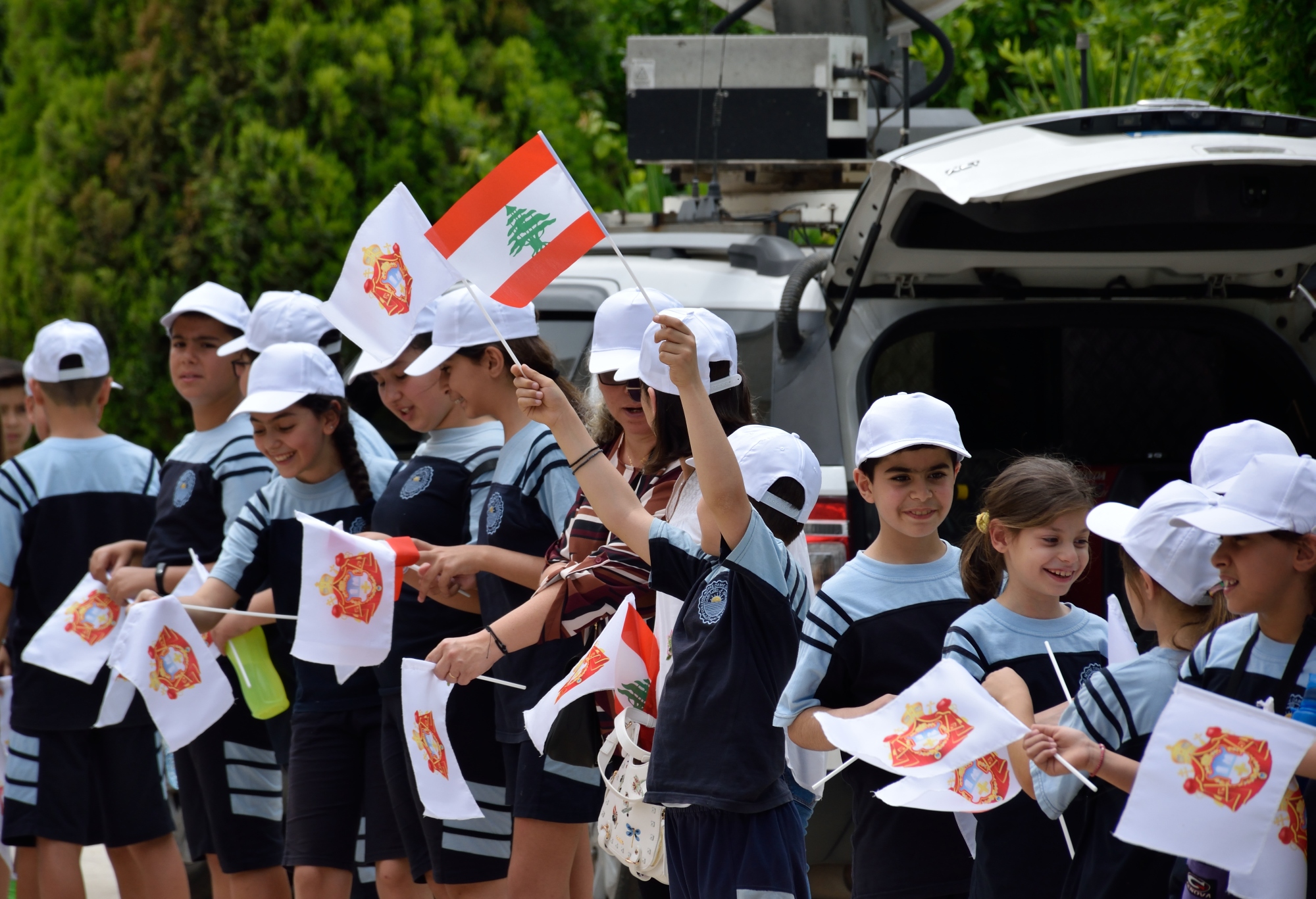 Children from Orthodox primary school greeting Serbian patriarch