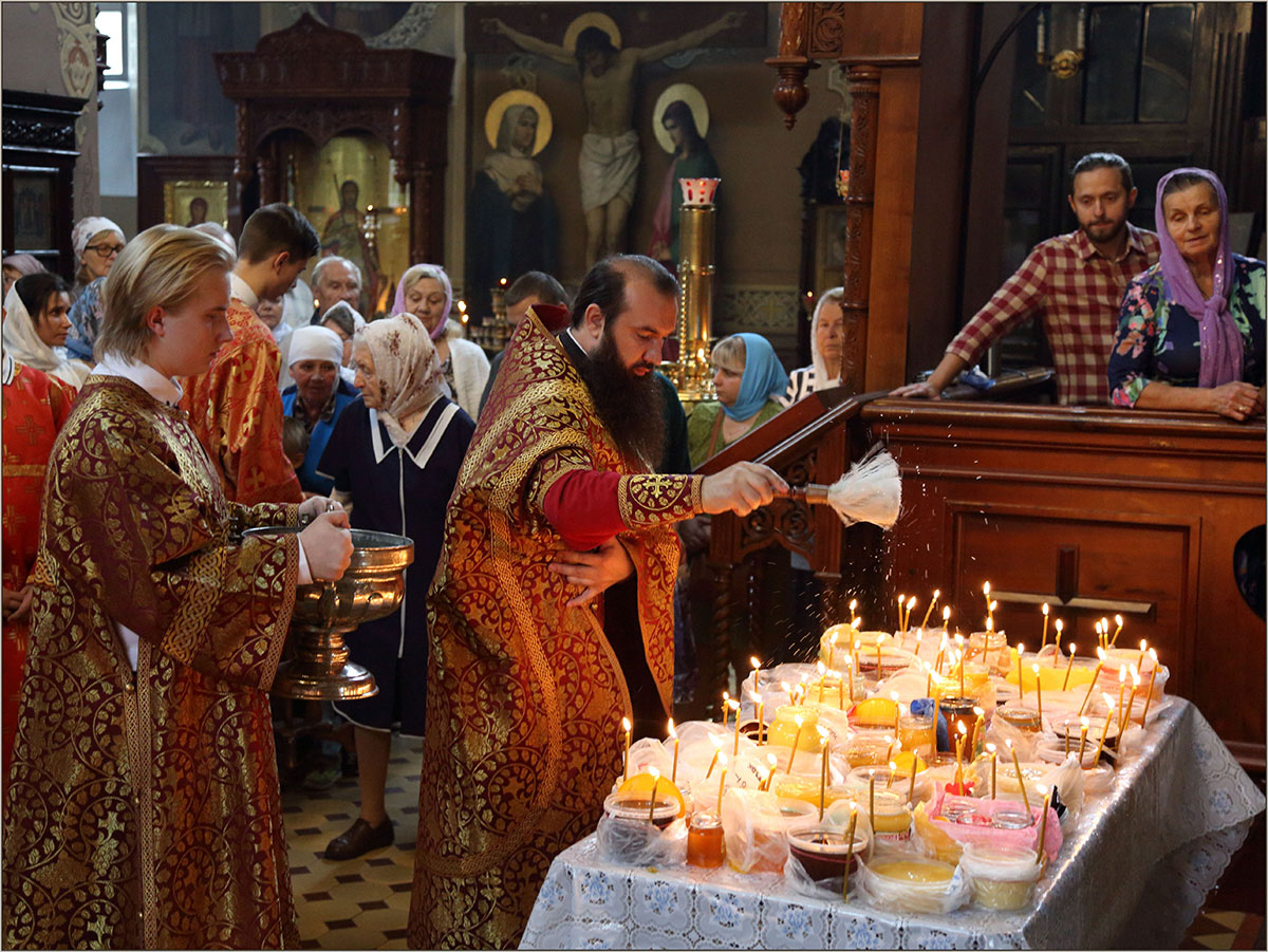 Освящение медов. Медовый спас