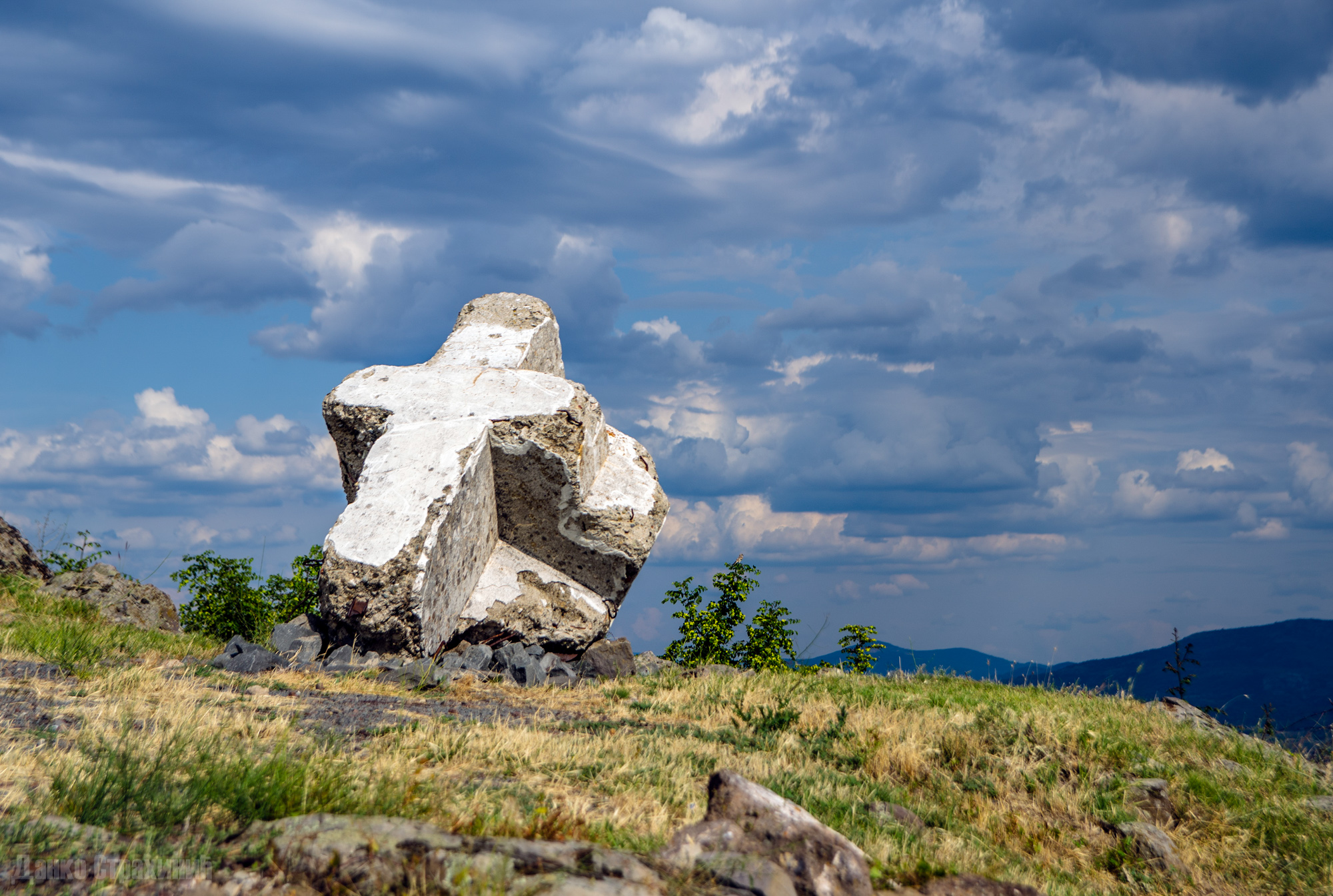 Крст са куле спомен-костурнице на Зебрњаку -Cross from the tower of the memorial ossuary on Zebrnjak