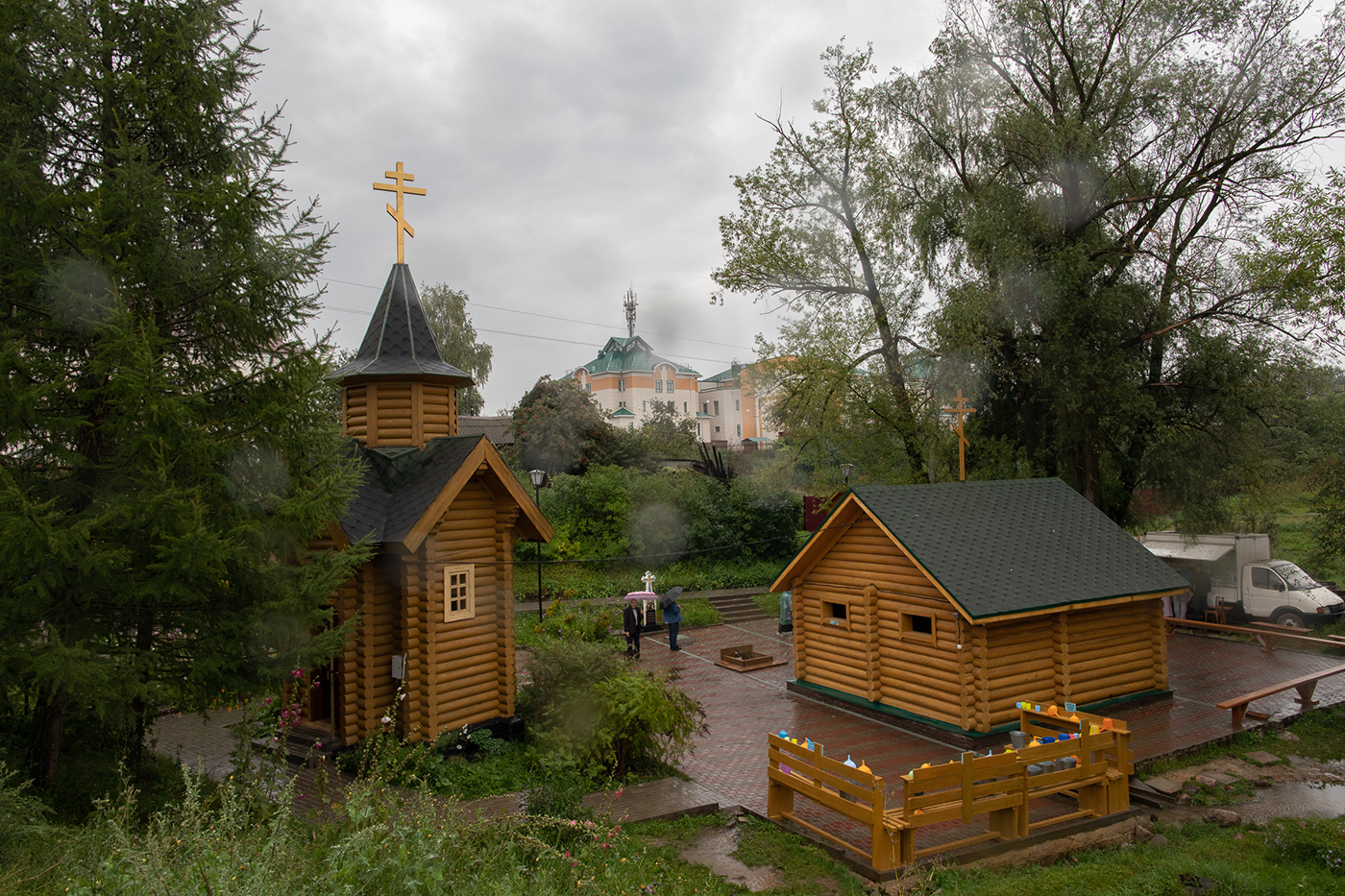 В дождливый день.