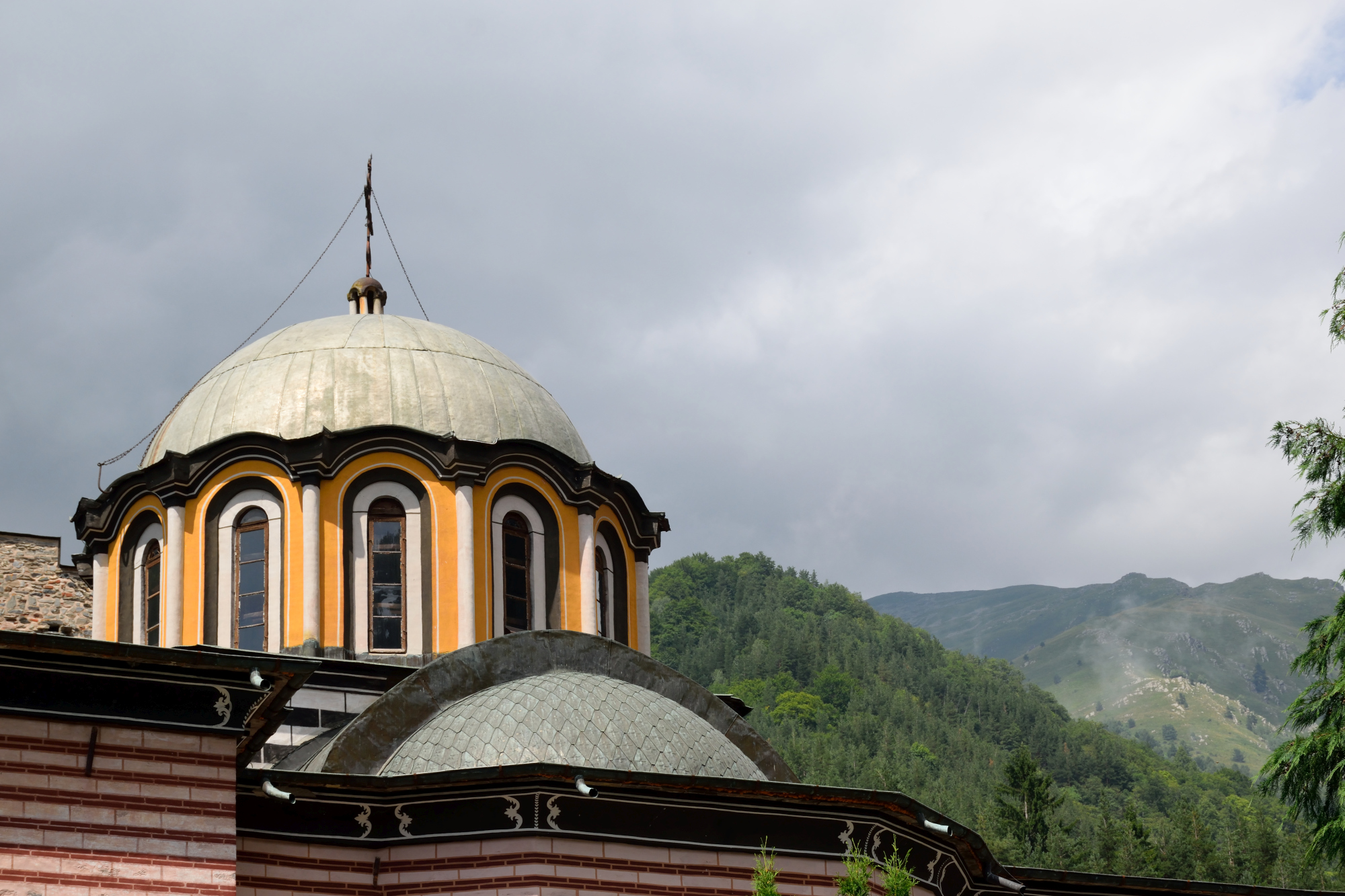 Kopuła rylskiego monasteru i góry