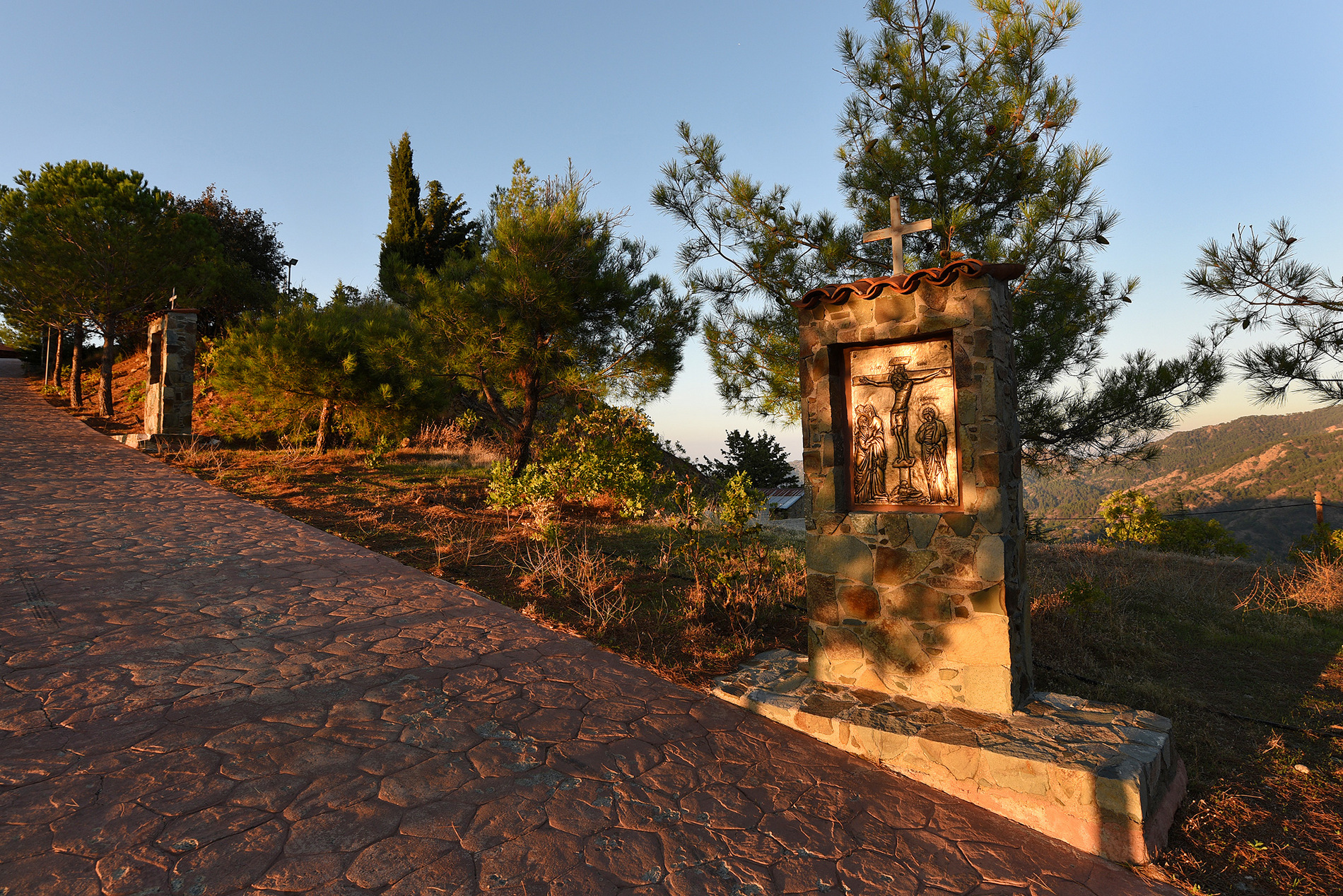 Road to Holy Cross Church, Pedulas