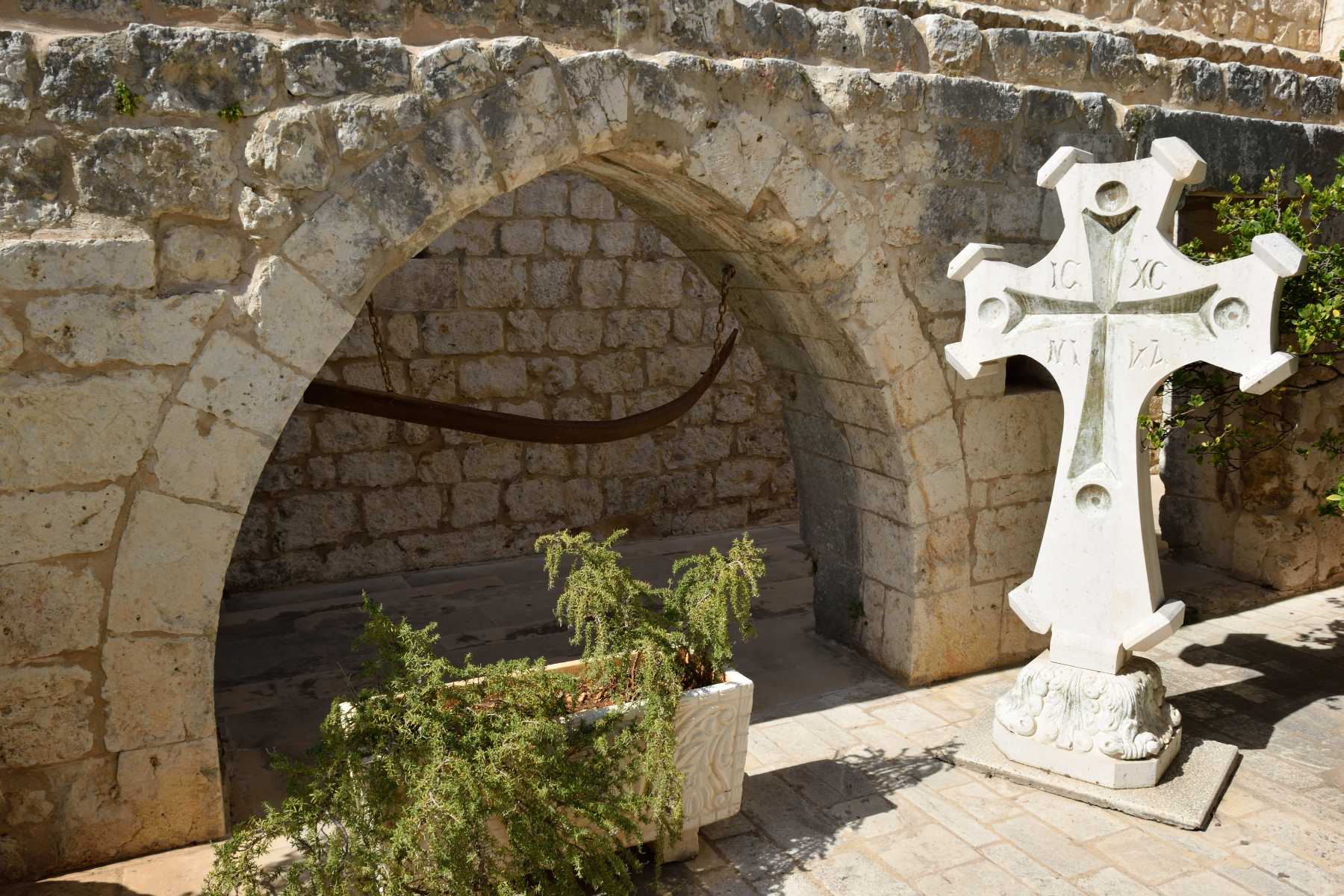 Krzyż przy starej dzwonnicy monasteru Balamand