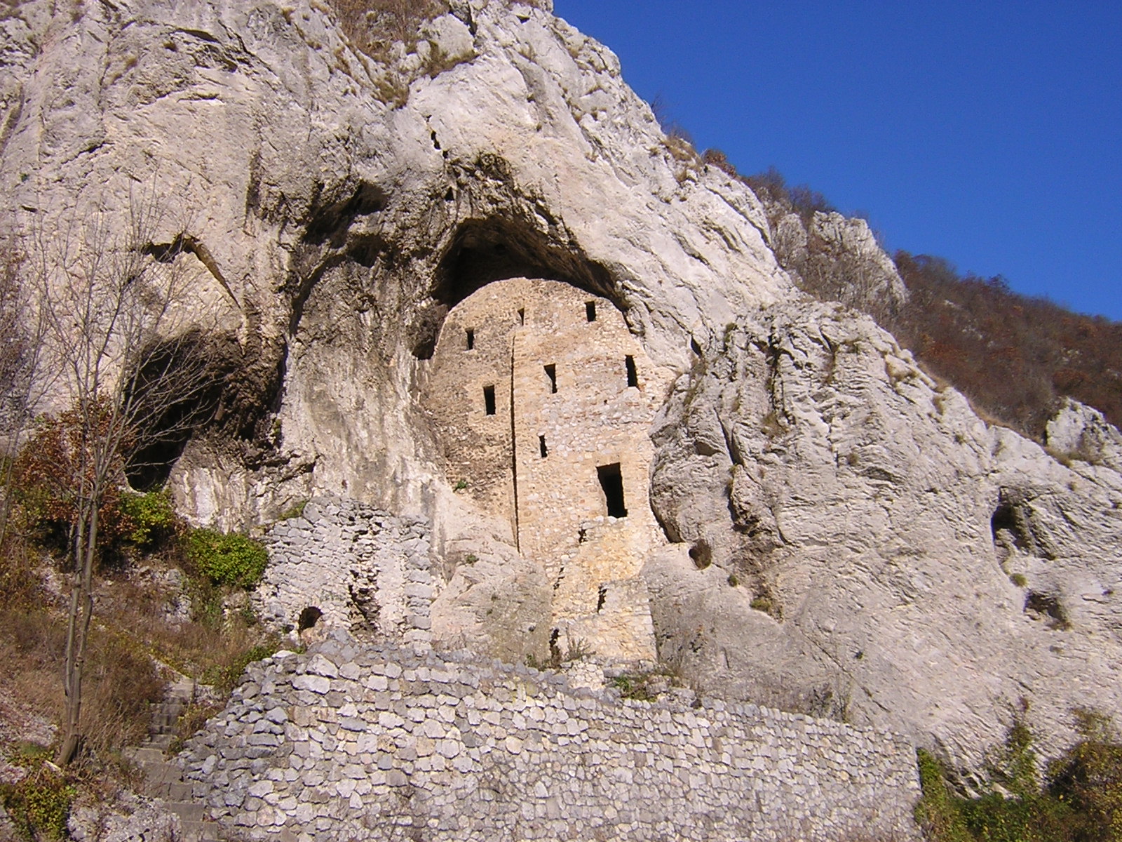 Ostaci Manastira Blagoveštenje u Gornjačkoj klisuri