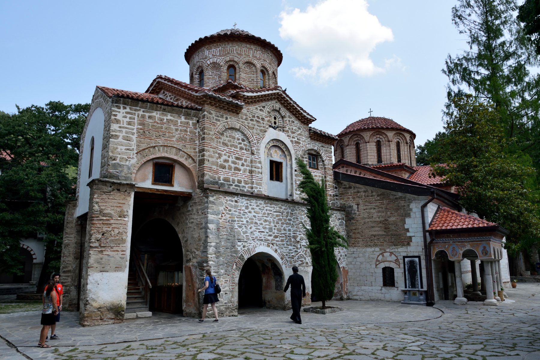 Główna cerkiew monasteru baczkowskiego w cieniu