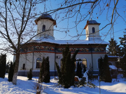 Florina 
Saint Demetrios The Myrrh-Bearer Church in Bragadiru, last winter 
2020-05-01 23:29:24