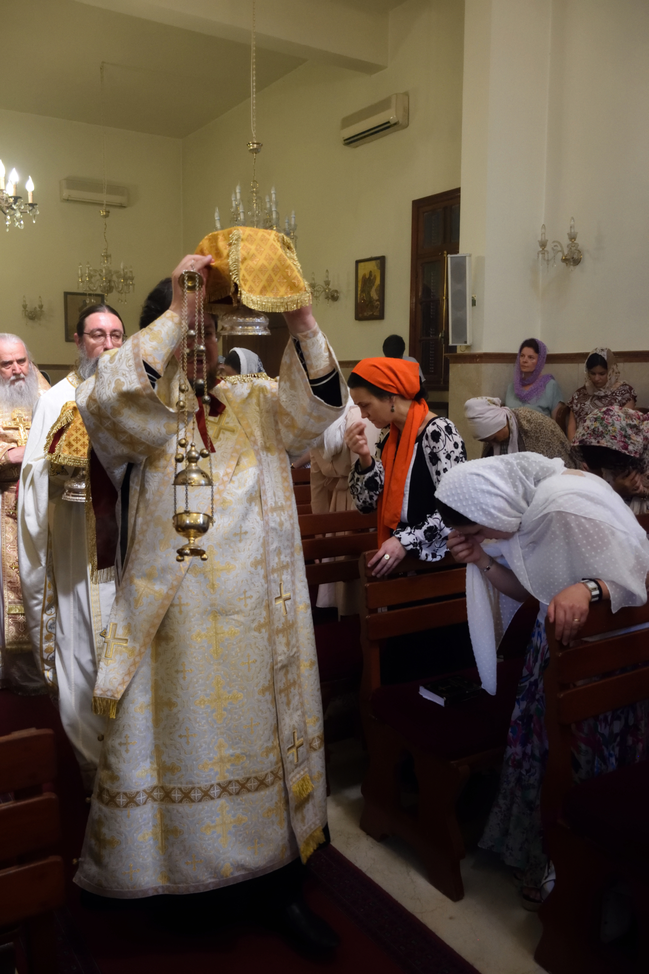 Duchowni w trackie wielkiego wejścia, rosyjska Liturgia w Bejrucie