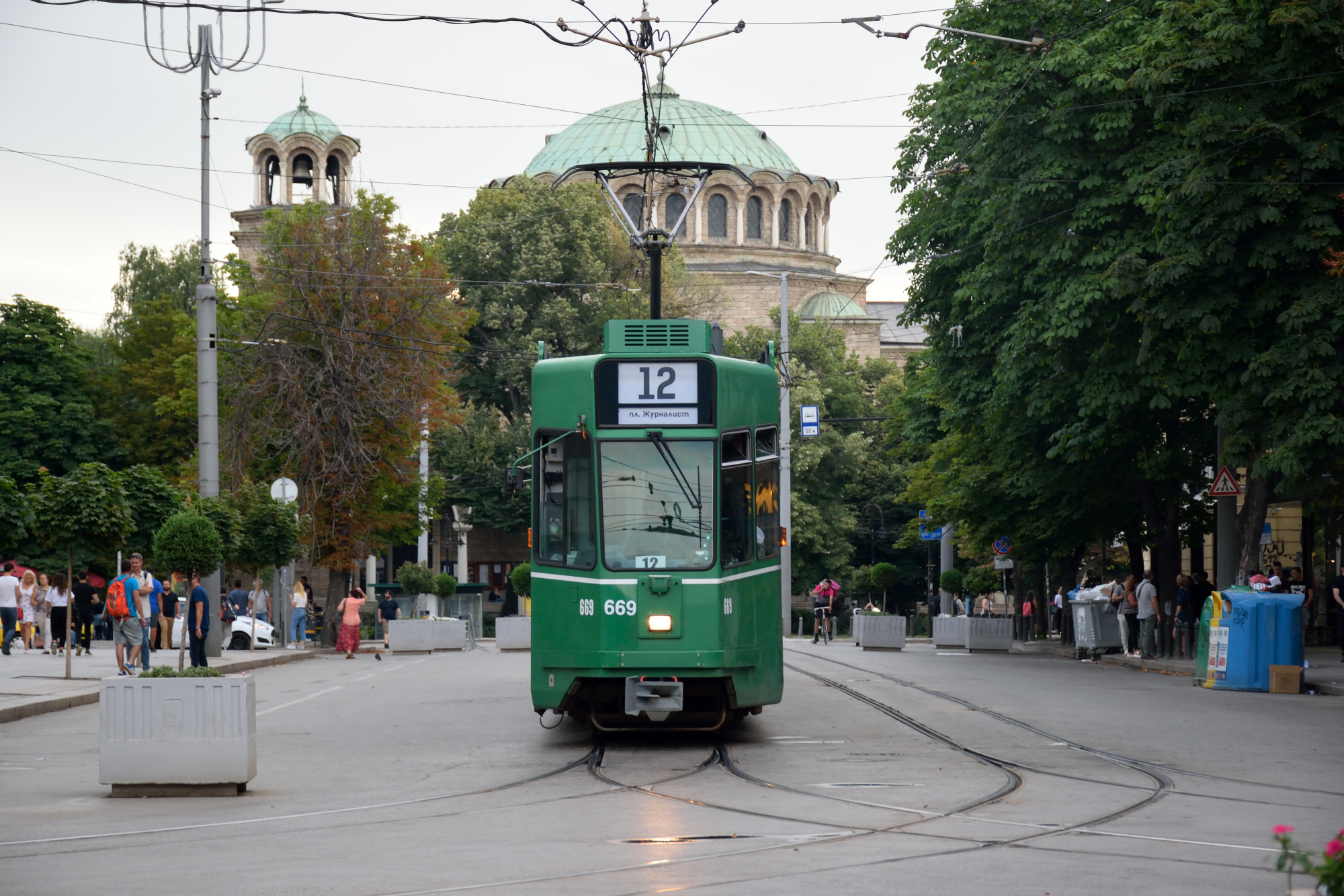 Cerkiew św. Niedzieli i zielony tramwaj, Sofia 2019