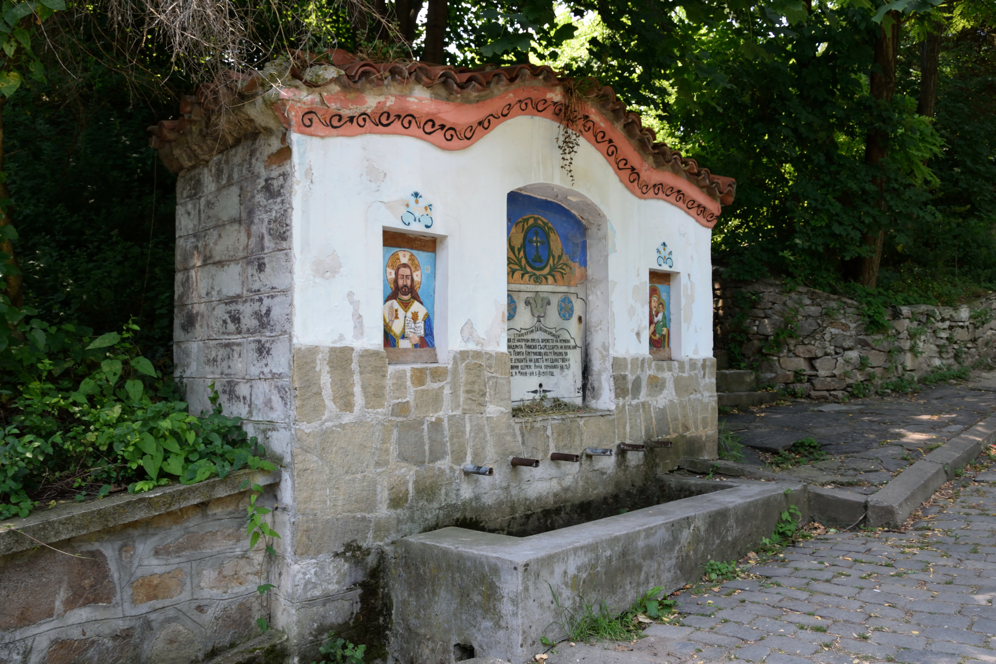 Źródełko na drodze do baczkowskiego monasteru