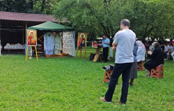 Florina 
Outdoor Divine Liturgy during the pandemy at Fundeni Hospital`s Church 
2020-07-01 23:21:35