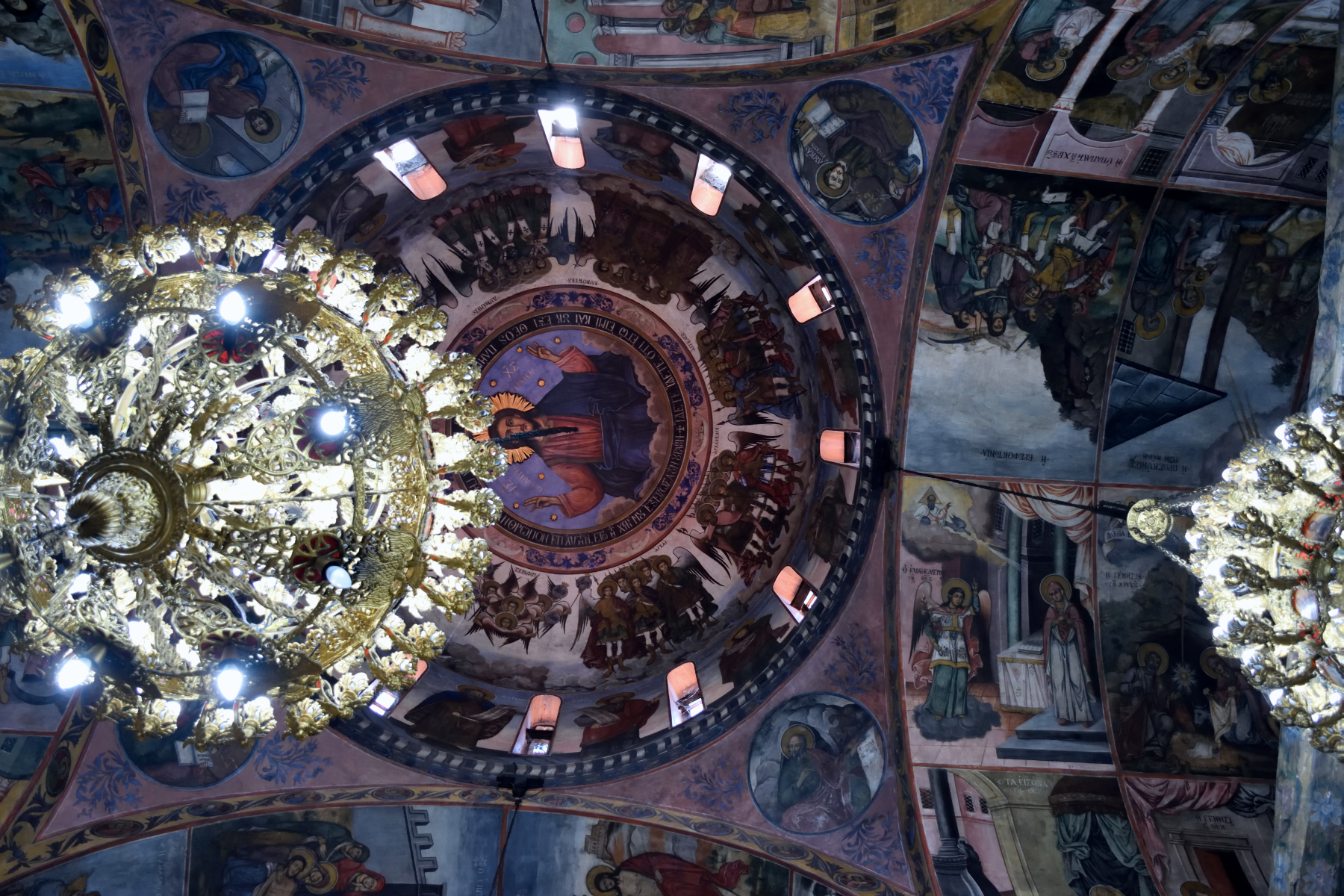 Kopuła i żyrandole w monasterze baczkowskim