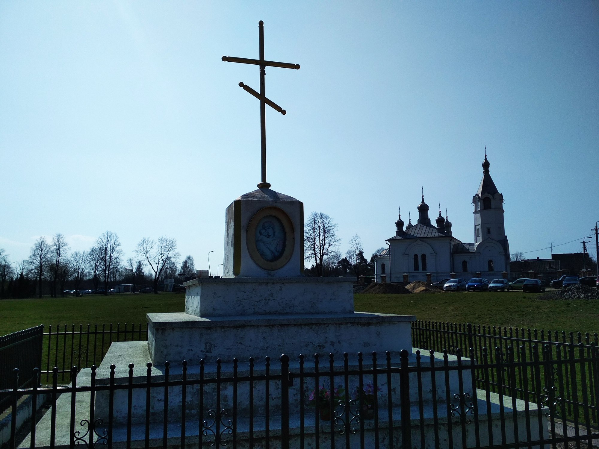 krzyż i cerkiew w Fastach