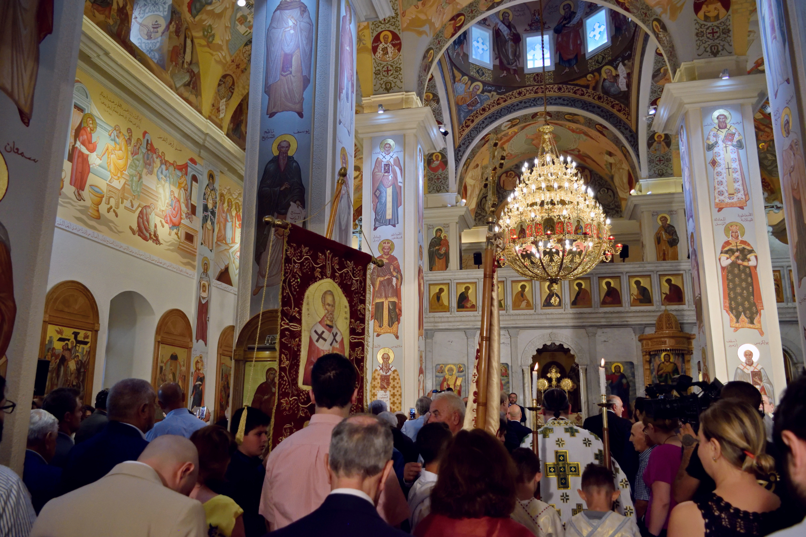 Wielkie wejście w trakcie Liturgii - przeciskając się przez tłum, Zahle