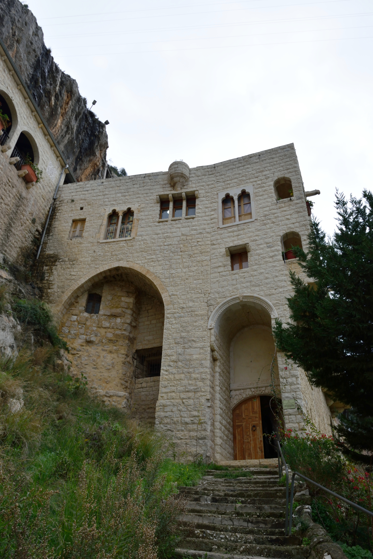 Schodki i brama monasteru Hamatura, 2018