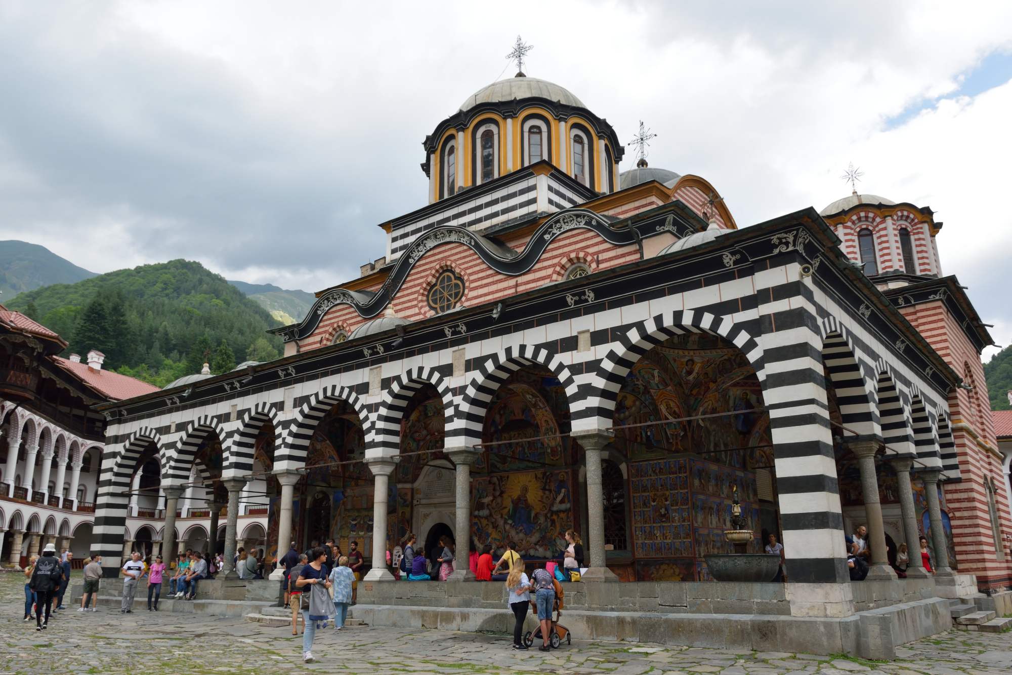 Rylski monaster, chmury, pielgrzymi i turyści