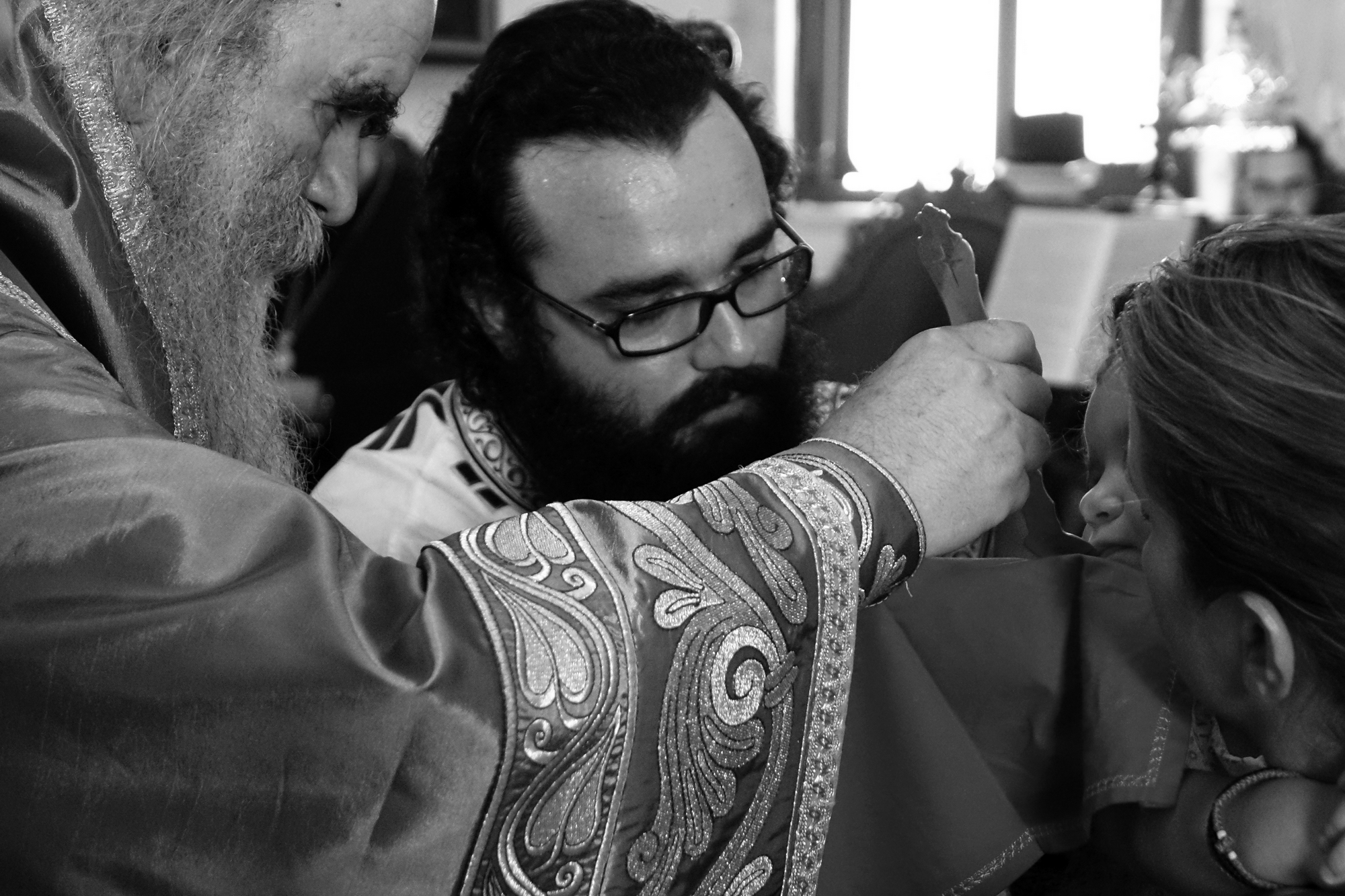 Metropolitan Amfilohije of Montenegro distrubuting Holy Eucharist