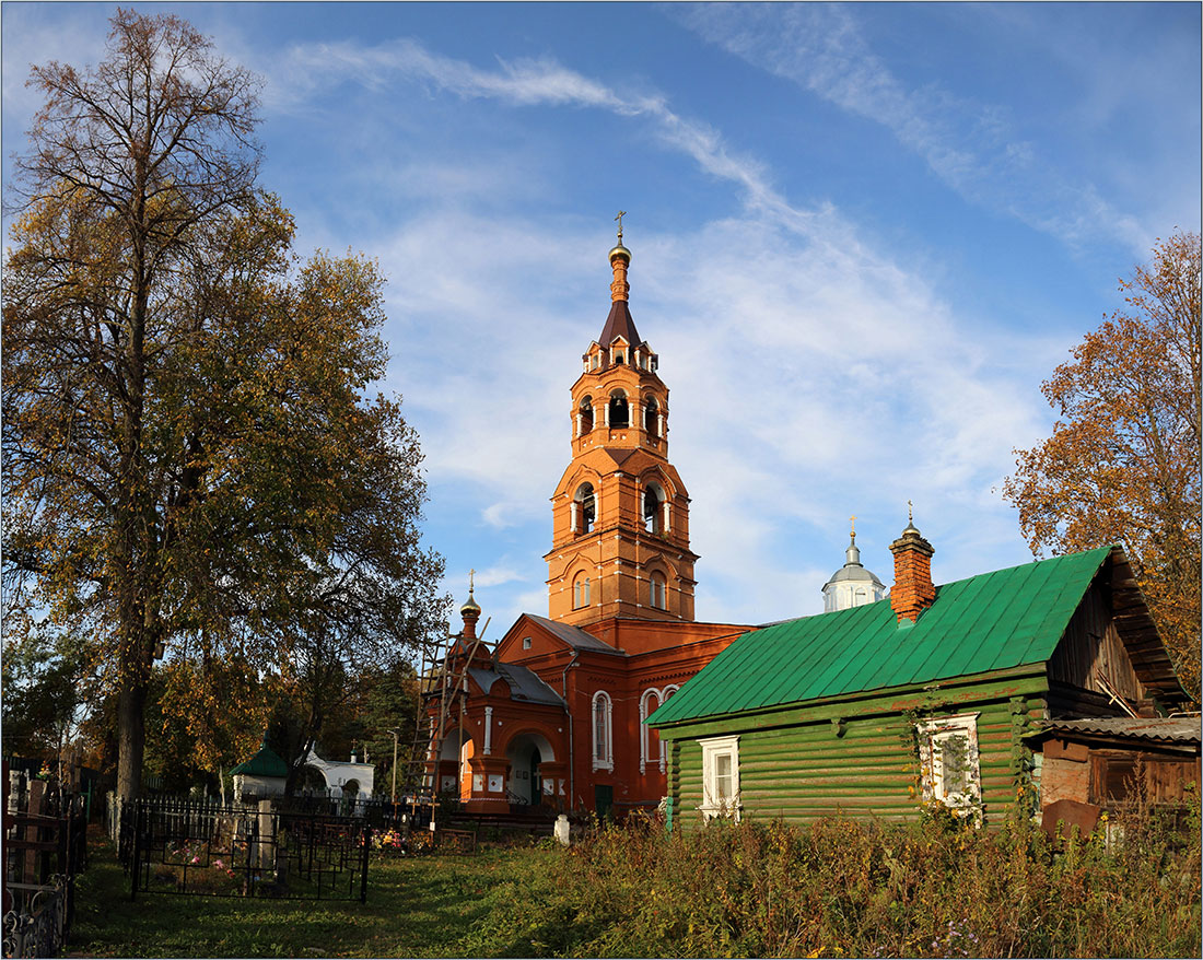 За церковной оградой