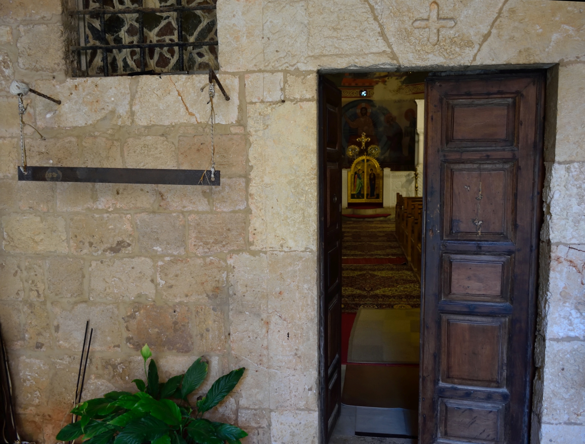 Dzwonnica i wejście do monasteru An-Natur