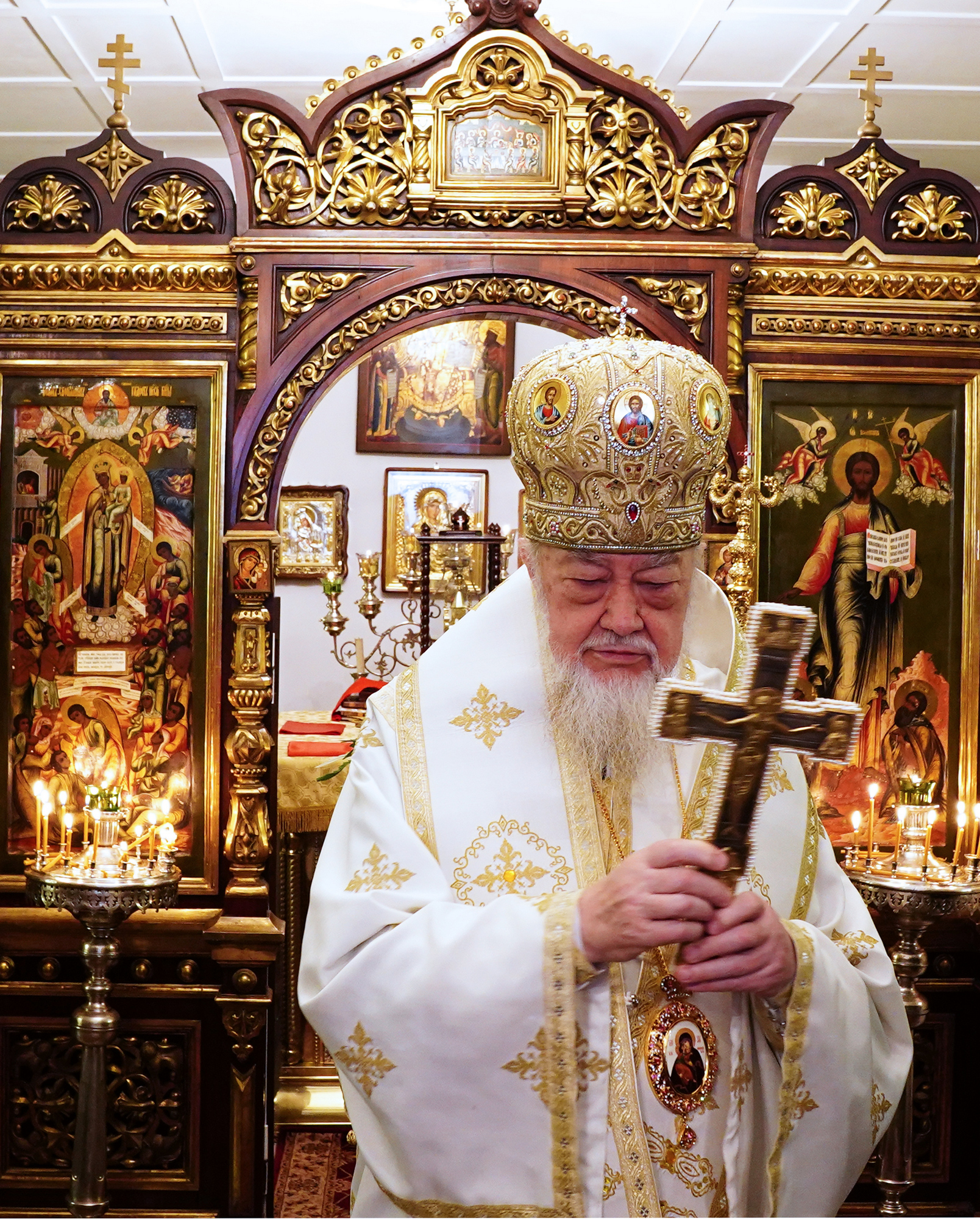 Metropolitan Sawa in home chapel