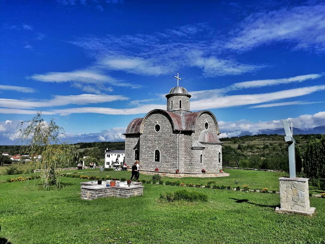 Crkva je posvećena Svetom Arhangelu Gavrilu u Osojanu. 