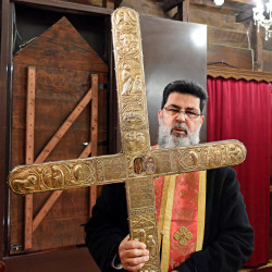 alik 
Fr Neophytos from Omodos holding piece of Holy Cross and rope 
2021-04-05 22:28:13