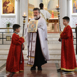 alik 
Liturgy at cathedral in Tirana 
2021-04-08 12:50:11