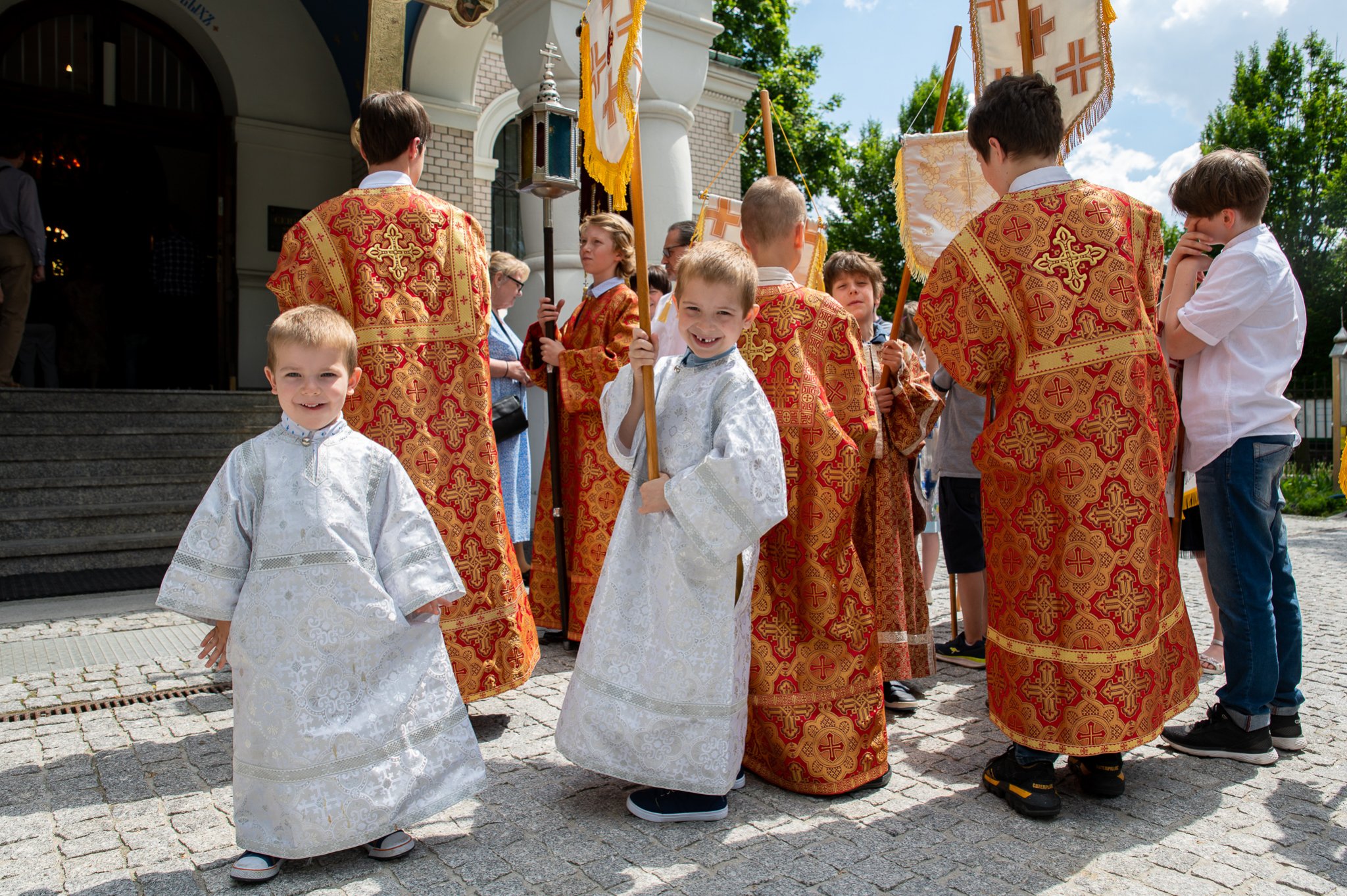 Weseli prysłużnicy