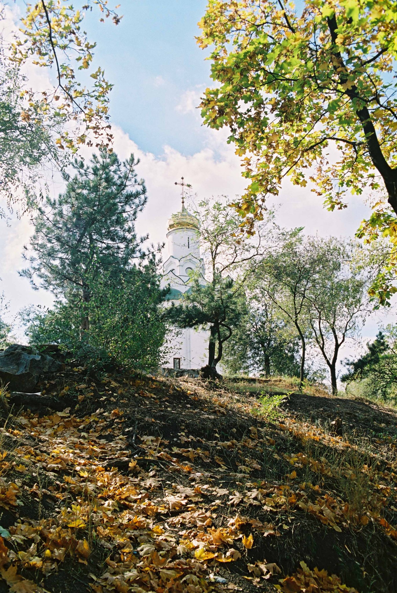 Свято-Никольский храм осенью