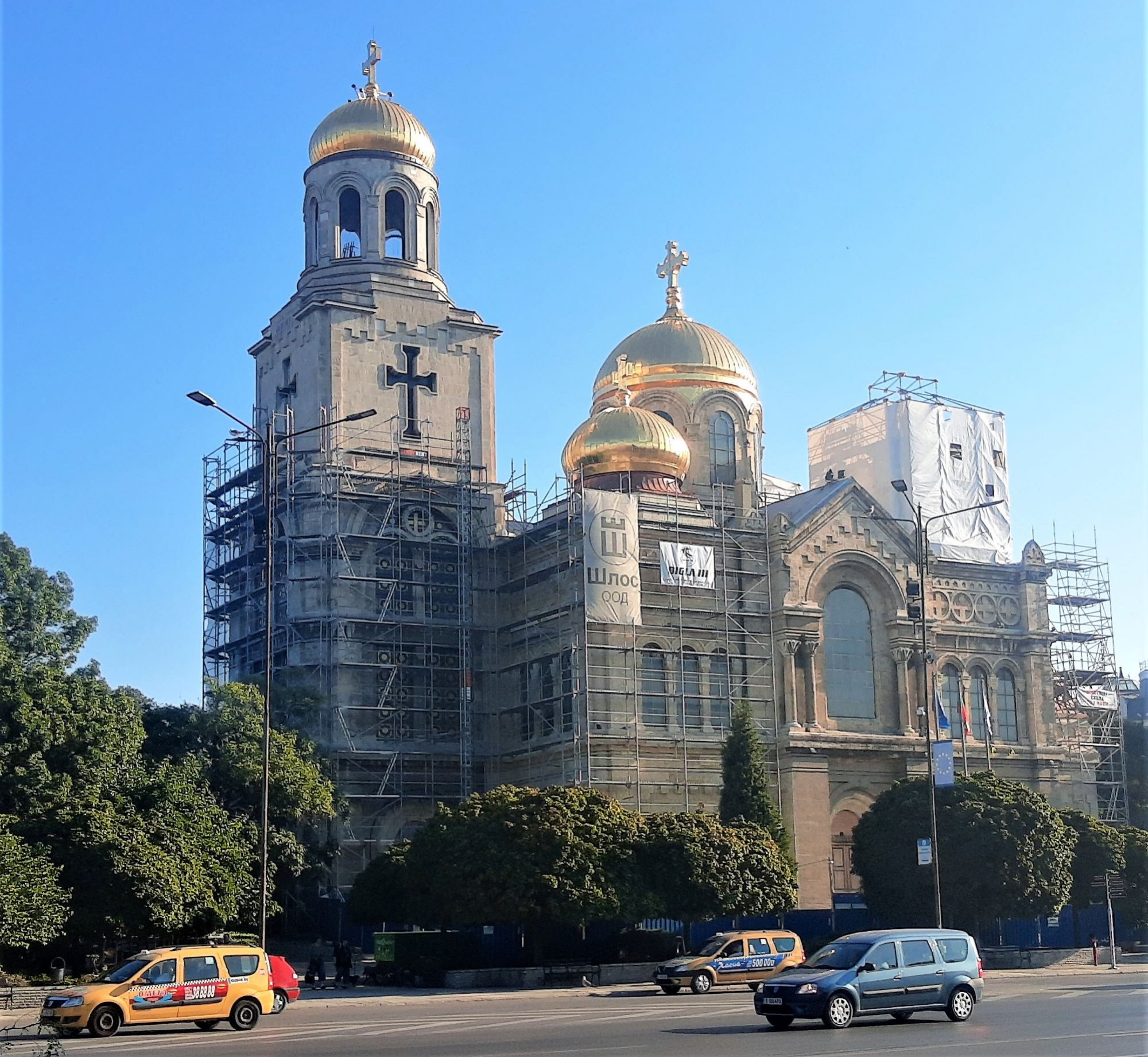 Почистват фасадата на катедралния храм „Св. Успение Богородично“ - Варна