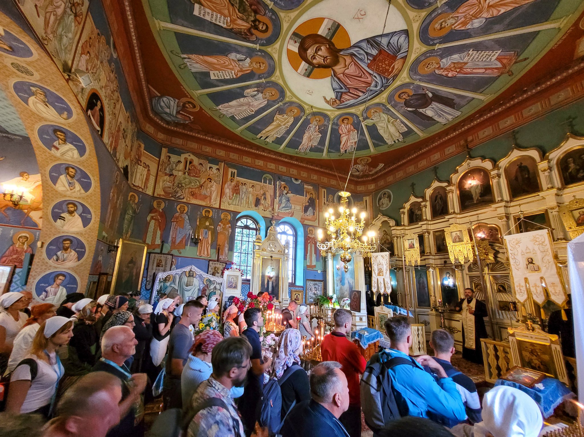 Pilgrims on the way to Grabarka Convent in Żerczyce