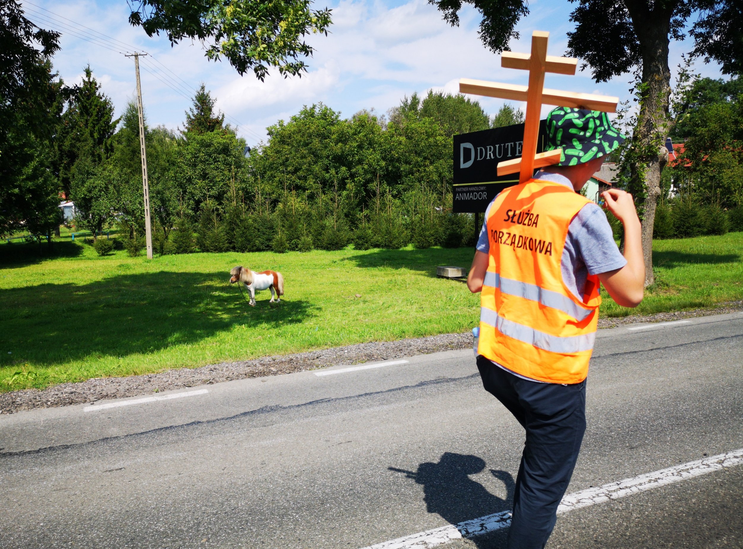 Służba porządkowa i kucyk - warszawska pielgrzymka na Grabarkę 2021