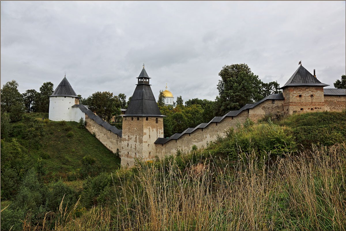 Псковско-Печерский монастырь. Осень