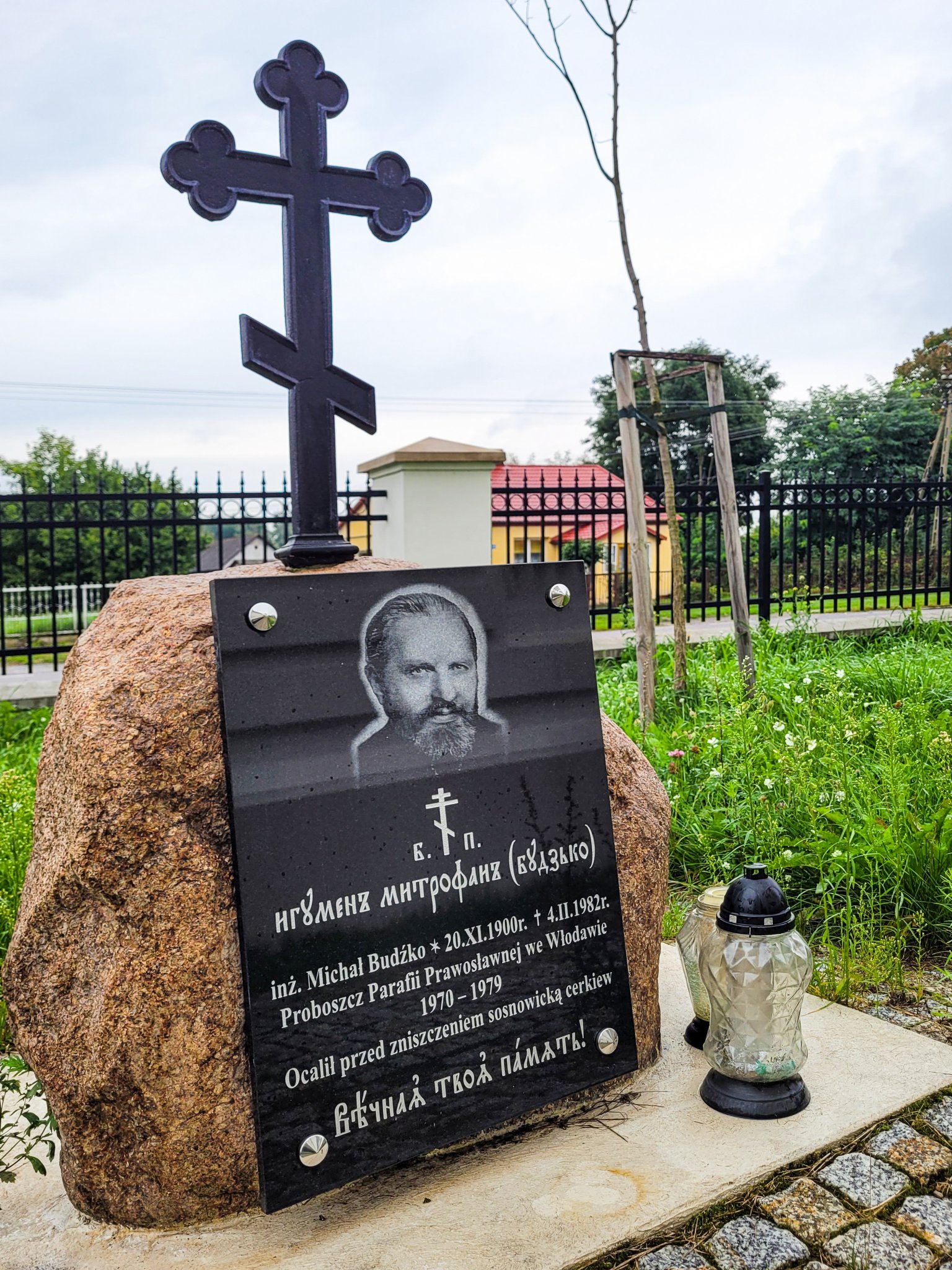 The memory grave close to Sosnowica church