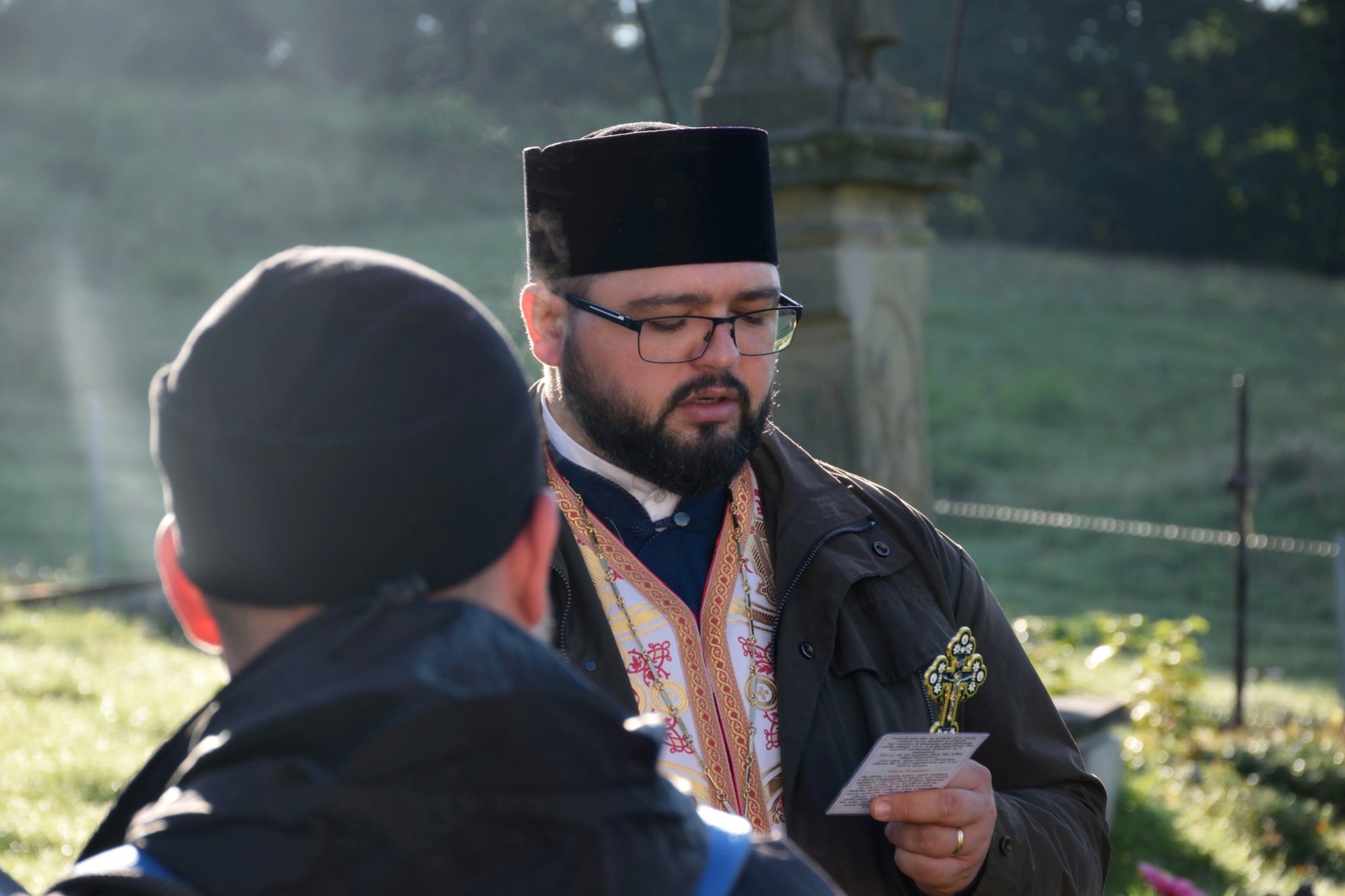 Ojciec Jarosław Grycz - modlitwa na cmentarzu, gdzie był pochowany św. Maksym