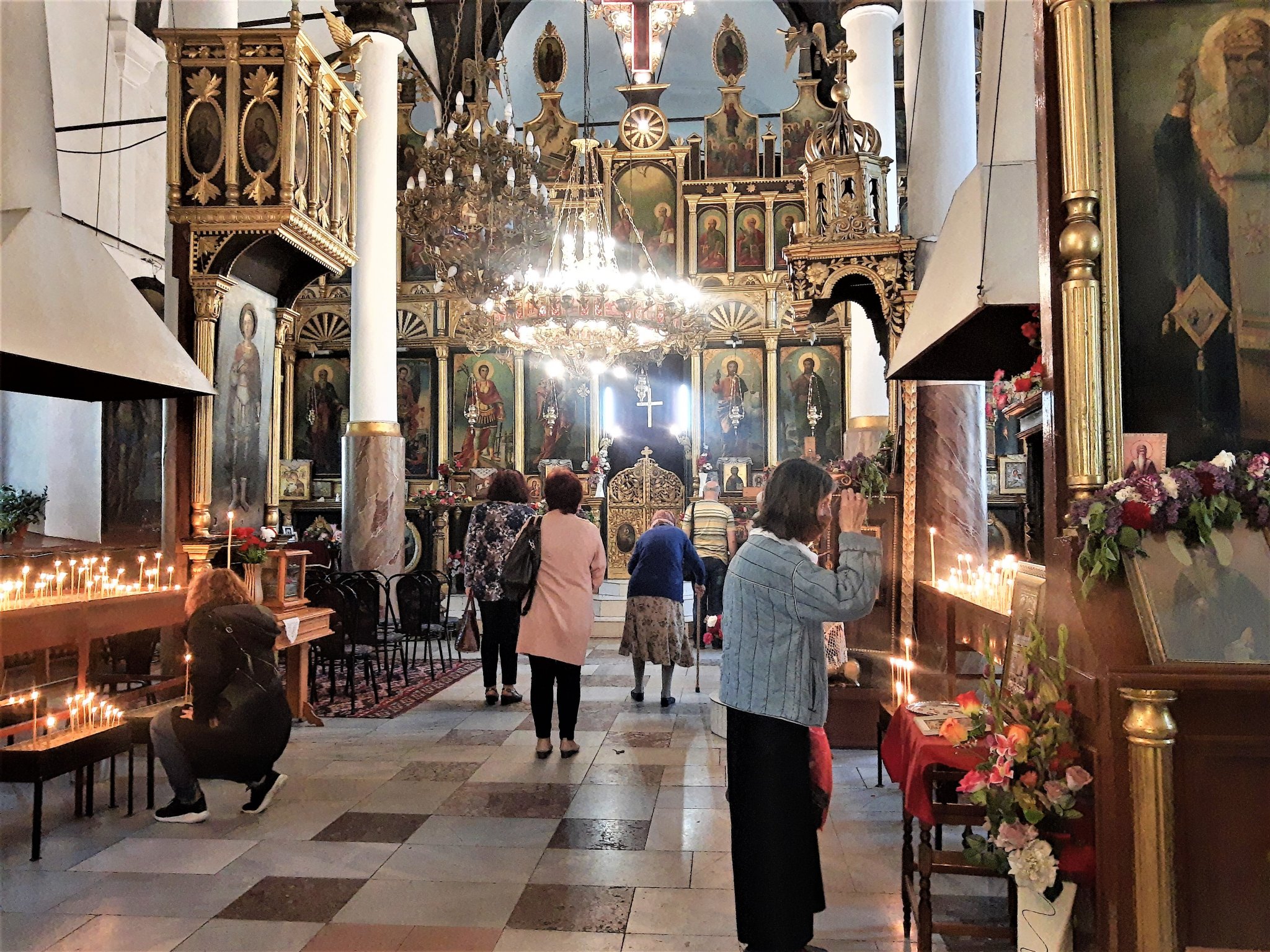 Миряни в църквата "Св. Георги" в Добрич