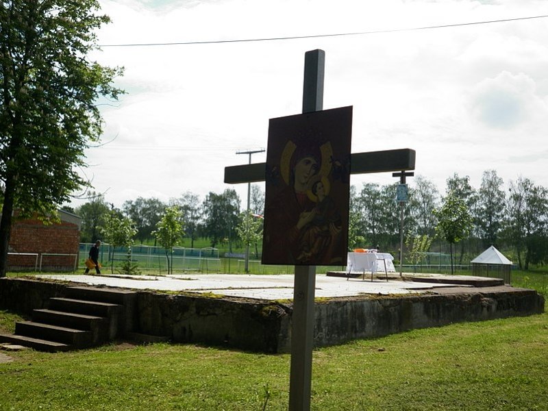 Срушена од тзв. Хрвата (расрба) црква Рођење Пресвете Богородице у Трњанима код Сл.