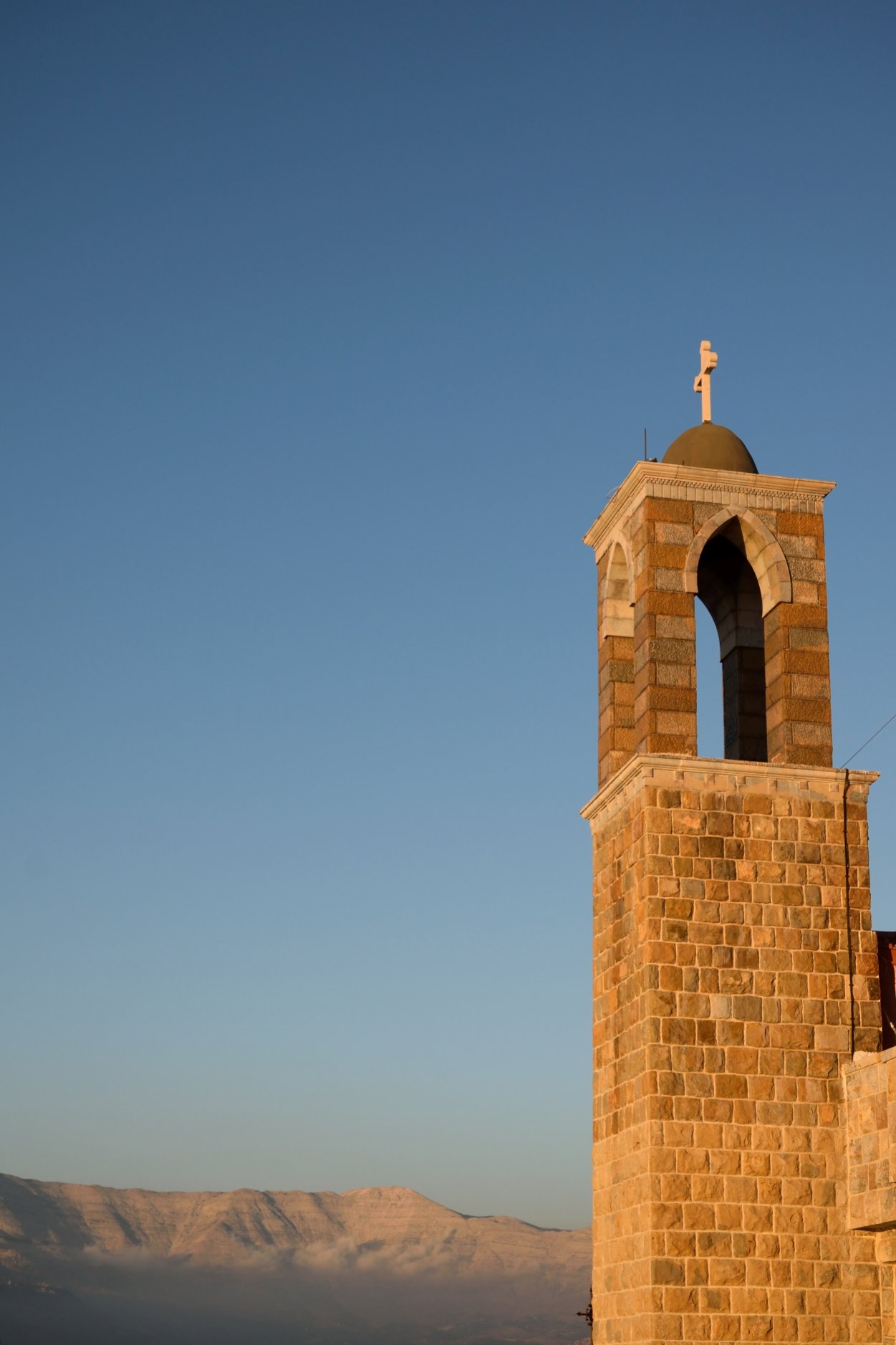 Wieża monasteru św. Eliasza w Szłajja późnym popołudniem