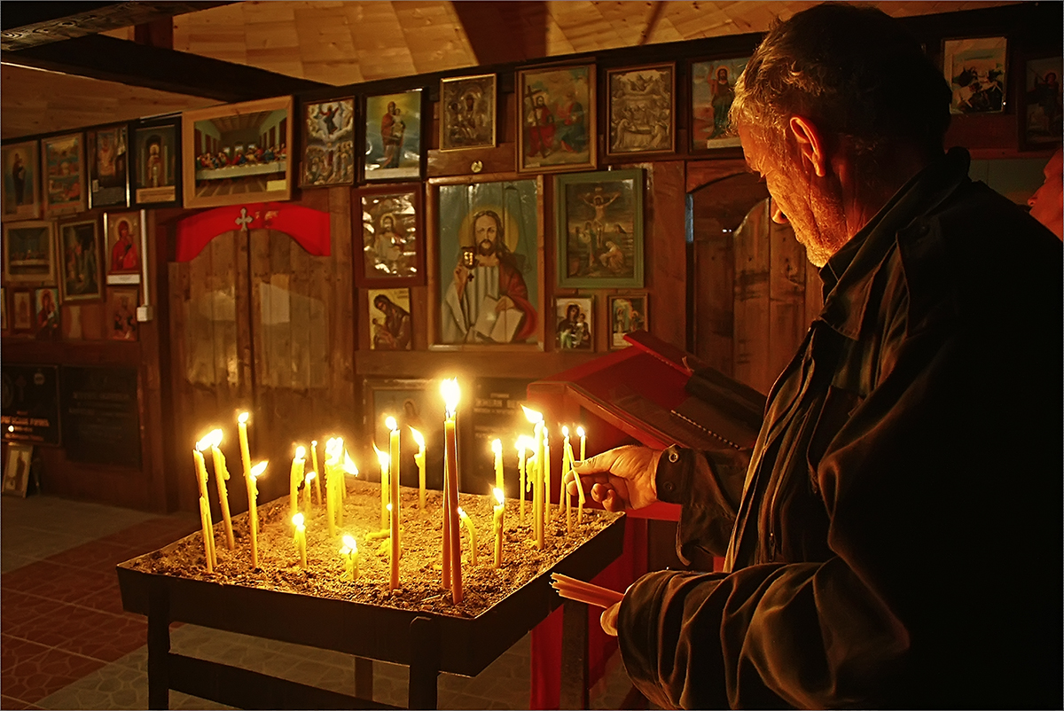 Interior of the wooden church at Bobija-Интерьер деревянной церкви в Бобии