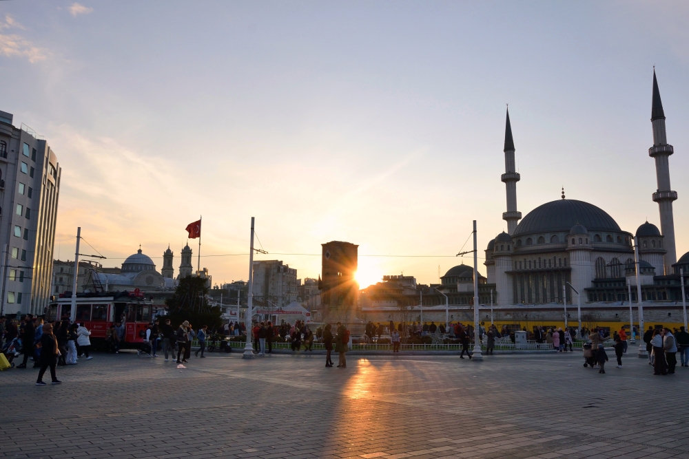 Plac Taksim z cerkwią Świętej Trójcy o zachodzie słońca, 2024