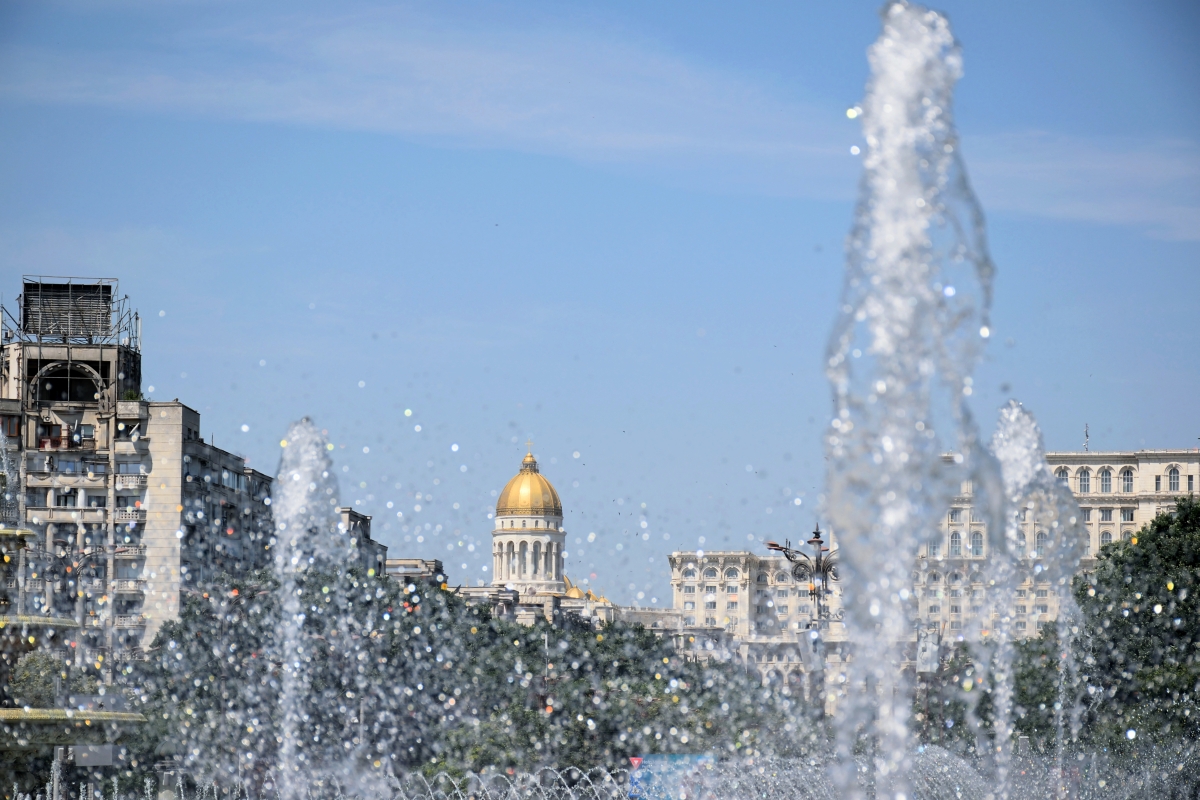 Fountain and Salvation cathedral in Bucharest (1)