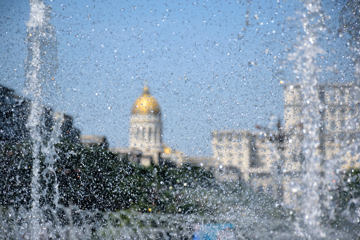Fountain and Salvation cathedral in Bucharest (2)