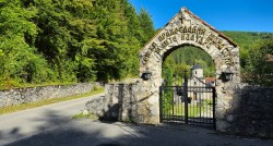 jarek1 
The gate of Kaludra Convent 
2025-09-19 20:46:31