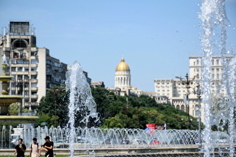 Fountain and Salvation cathedral in Bucharest (4)